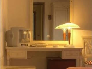 Hotel Vecchio Convento Bareggio Екстериор снимка